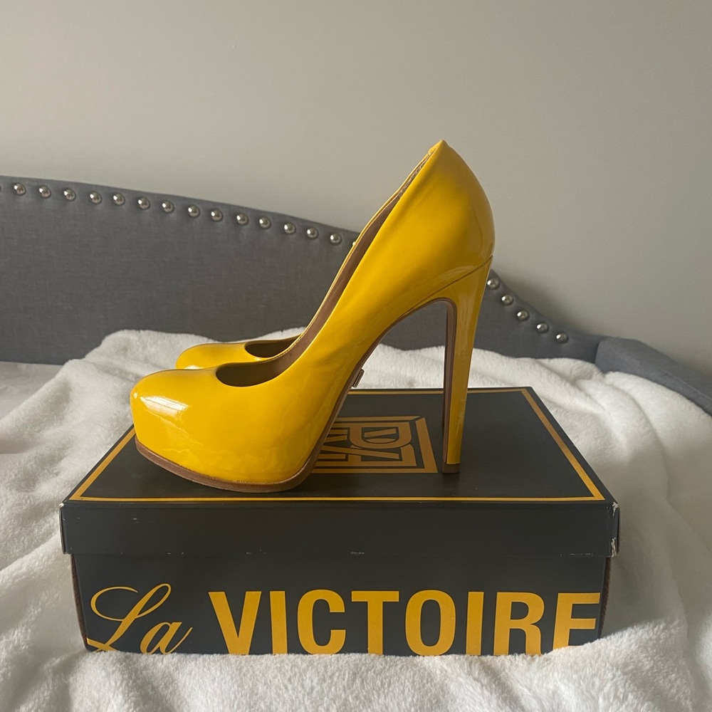 Pour La Victoire yellow pumps